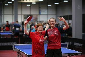 Emilia mit ihrer Doppelpartnerin Lily auf den Deutschen Meisterschaften